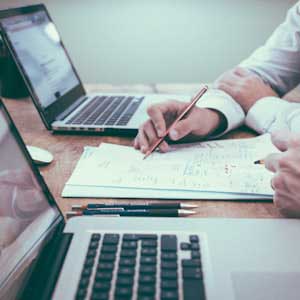 International auditors communicating with local staff through Pocketalk Live Translation