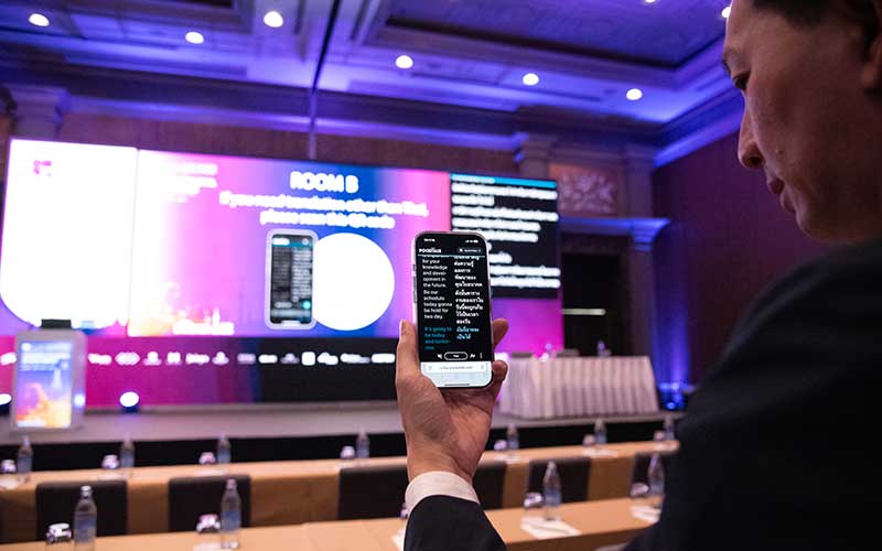 Conference attendees using Pocketalk Sentio translation