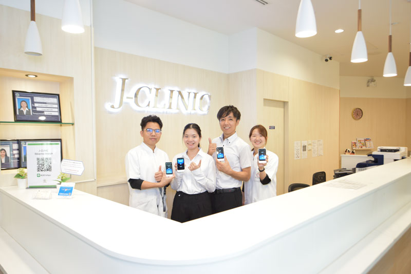 International clinic staff in Thailand using Pocketalk with a foreign patient