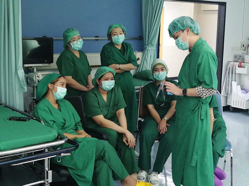 St. Louis Hospital medical staff using Pocketalk to communicate with foreign patients